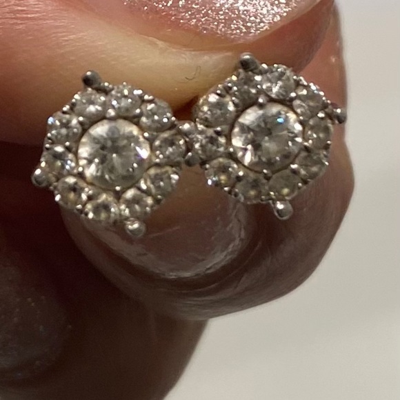 Beautiful diamond earrings almost new . - Picture 1 of 5